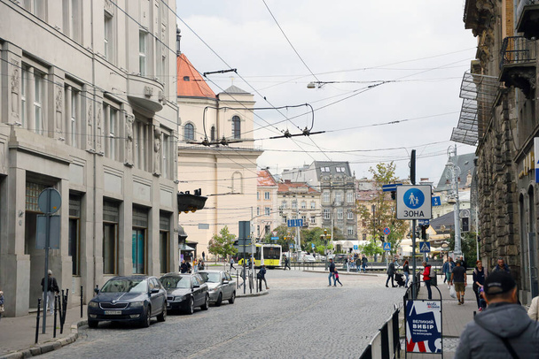 LVIV, UKRAINE - SZEPTEMBER 11, 2022 Street view of the historical old city in Lviv, Ukraine. Sok régi épületek és homlokzat díszek szűk európai stílusú utcák Lviv - Fotó, kép