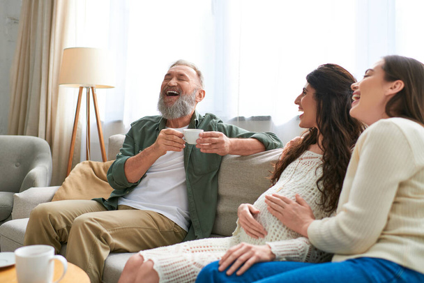 Χαρούμενος πατέρας γελάει με την κόρη του και το σύντροφό της, ενώ πίνοντας καφέ, ivf έννοια - Φωτογραφία, εικόνα