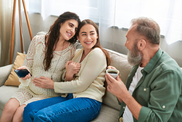 harmaa parrakas isä puhuu hänen iloinen raskaana tytär ja hänen kumppaninsa, ivf käsite - Valokuva, kuva