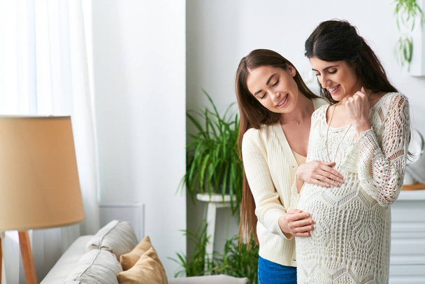 alegre pareja lgbt abrazando sonriente y mirando embarazada vientre, in vitro concepto de fertilización - Foto, Imagen