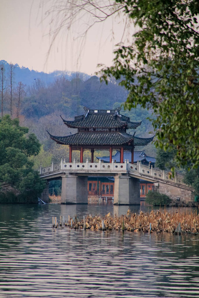 西湖,杭州,中国の有名な舗装橋. ウェストレイクジェイドベルト橋。 旅と自然のシーン。 杭州都市中国の人気公園.  - 写真・画像