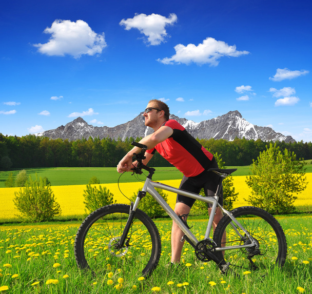 Ciclista con la bicicleta de montaña
 - Foto, Imagen