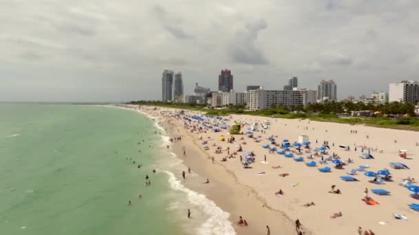 Alacsony légi csapás a tömeg felett a parton Miami - Felvétel, videó
