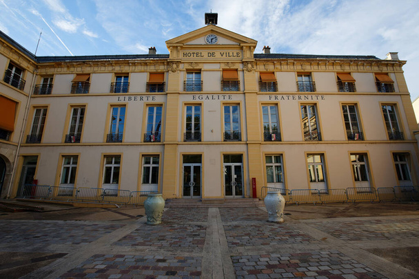 Sevres şehrinin belediye binasının dış manzarası. Belediye binası ve Fransız sloganı Özgürlük, Eşitlik ve Kardeşlik binanın tepesinde Fransızca yazılmış. 1821 'de inşa edilmiş.. - Fotoğraf, Görsel