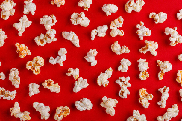 Box mit Popcorn auf rotem Hintergrund Nahaufnahme - Foto, Bild