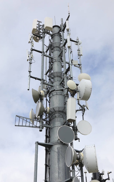 телефон и ретранслятор сигналов с антеннами и радиосвязи - Фото, изображение