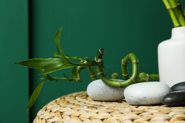 Maljakko bambu varret ja kivet pouf vastaan väri tausta, lähikuva - Valokuva, kuva