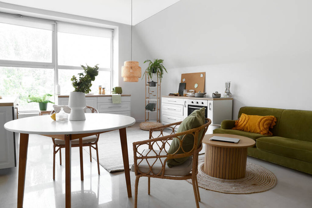 Maljakko eukalyptus oksat ruokapöytä moderni keittiö - Valokuva, kuva