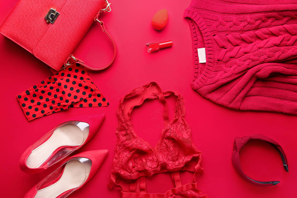 Composición con ropa femenina elegante y accesorios sobre fondo rojo - Foto, imagen
