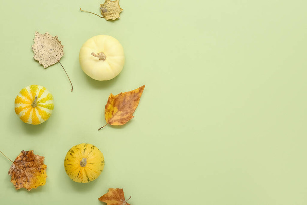 Composição de outono com abóboras e folhas em fundo verde - Foto, Imagem