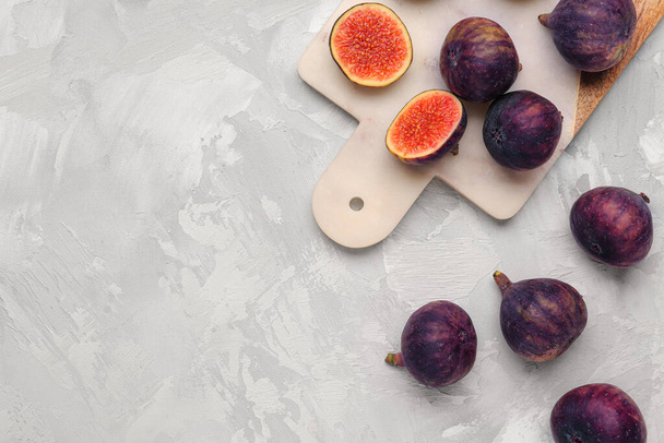 Board with fresh ripe figs on grey background - Photo, Image