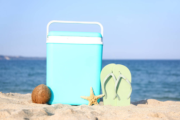 Сучасний пляжний прохолодний, фліп-флопс і стиглий кокос на піску - Фото, зображення