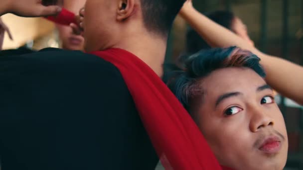 un gruppo di ballerini asiatici danza con legami di stoffa rossa intorno ai loro corpi durante il giorno - Filmati, video