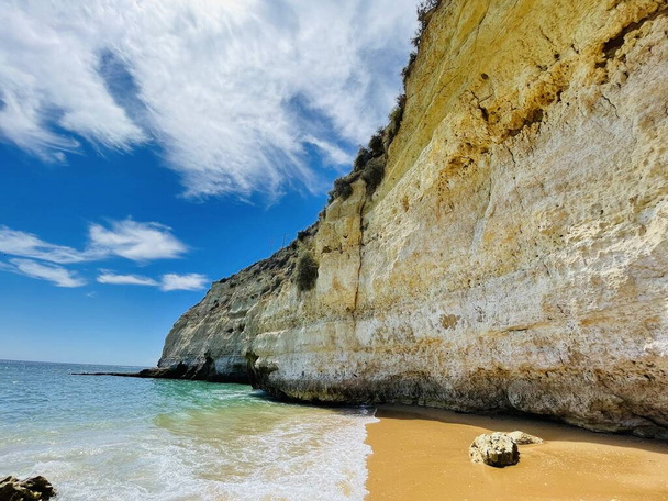 Praia do Carvoeiro, een prachtig strand aan de Middellandse Zee, in de Algarve, Zuid Portugal. Horizontale foto.  - Foto, afbeelding