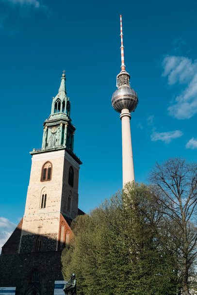 Berlijn, Duitsland: 19 april 2022: De Marienkirche in Berlijn is een van de oudste kerken van de Duitse hoofdstad.. - Foto, afbeelding