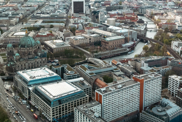 Berlín, Alemania: 19 de abril de 2022: Isla de los museos y paisaje panorámico desde la torre de televisión. - Foto, imagen