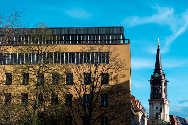 Берлин, Германия: 19 апреля 2022 года: Приходская Кирхе - реформатская церковь в квартале Клостервиртель Берлинского района Митте - Фото, изображение