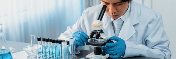 Gli scienziati conducono esperimenti chimici utilizzando il microscopio in laboratorio medico per sviluppare nuovi farmaci vaccinali o antibiotici. Laboratorio di biotecnologia e concetto di ricerca medica. Neoterici - Foto, immagini