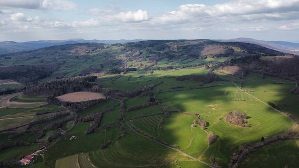 drone beelden van een prachtige berg in Duitsland  - Foto, afbeelding