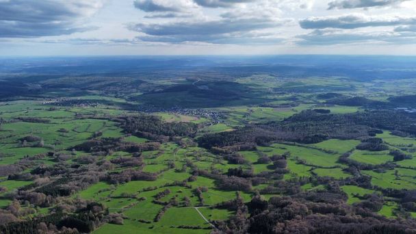 Drohnenfotos von schönen Landschaften der deutschen Berge und Hügel in der Rhône. - Foto, Bild