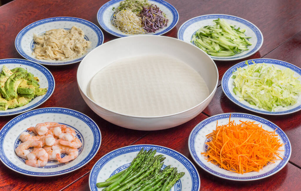 Рисовая бумага и ингредиенты для изготовления весенних рулонов вьетнамского стиля - Фото, изображение