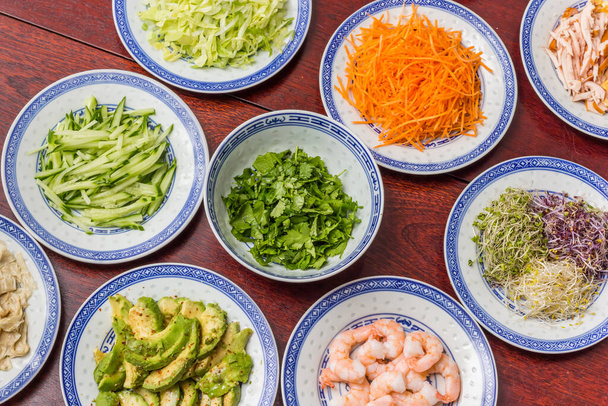 Vários ingredientes para cozinha asiática tradicional em uma mesa de madeira - Foto, Imagem