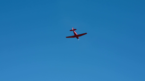 Pequeño avión volando en el cielo azul
 - Imágenes, Vídeo