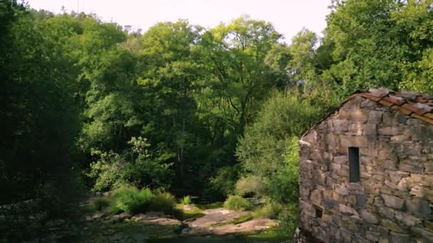 Stone Casa κοντά στις όχθες του ποταμού στο Refugio de Verdes, A Corua, Ισπανία. Κλείσιμο εναερίου χώρου - Πλάνα, βίντεο