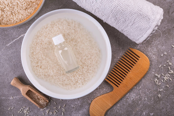 Hausgemachte Pflegekosmetik aus Reiswasser für die Haare. Öko-Pflege, Umweltfreundlichkeit, Wiedervereinigung mit traditionellen natürlichen Mitteln - Foto, Bild
