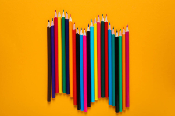 lápices de madera de color sobre un fondo amarillo. - Foto, imagen
