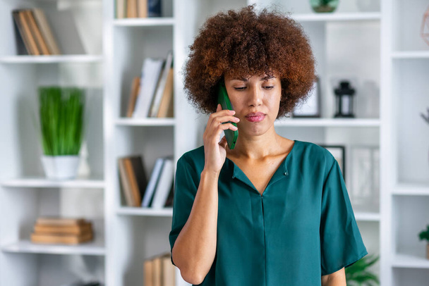 Geschäftsfrau telefoniert mit unangenehmen Gesprächen, hält Smartphone, löst Geschäftsproblem - Foto, Bild