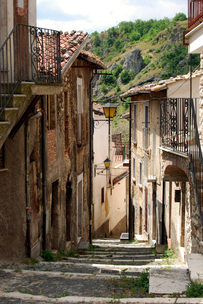 Estrada para os degraus de Assergi - Abruzzo - Itália
 - Foto, Imagem