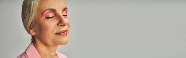 close-up retrato de senhora madura com maquiagem natural sorrindo com os olhos fechados em cinza, banner - Foto, Imagem