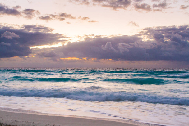 Alba sulla spiaggia sul Mar dei Caraibi
. - Foto, immagini