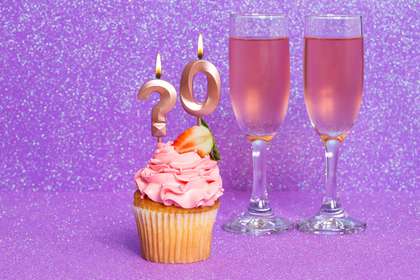 Cupcake mit Zahl und Gläser mit Wein zum Geburtstag oder Jubiläum; Fragezeichen und Zahl Null. - Foto, Bild