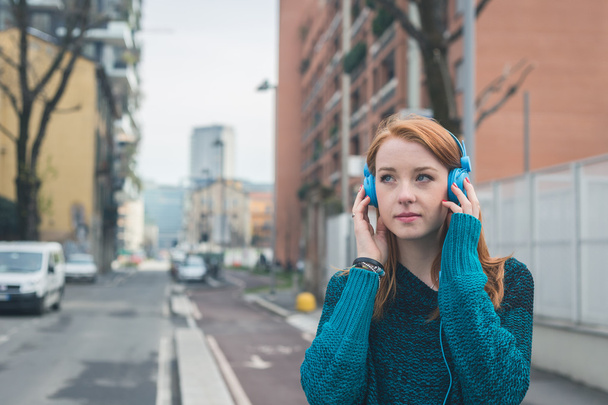Όμορφη κοπέλα, ακούγοντας μουσική στους δρόμους της πόλης - Φωτογραφία, εικόνα
