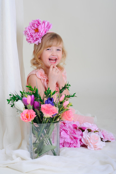 Κορίτσι με ωραία δόντια blesyatschimi μάτια λουλούδι στα μαλλιά της και μια - Φωτογραφία, εικόνα