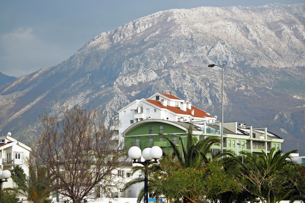 Vuoria ja rakennuksia kaupungin Baari, Montenegro
 - Valokuva, kuva