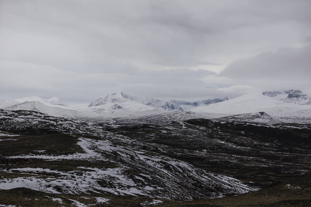 Hermosa vista de las montañas nevadas en Noruega - Foto, imagen