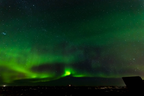 Пейзаж с северным сиянием, Aurora borealis над полуостровом Рейкьянес, Исландия - Фото, изображение