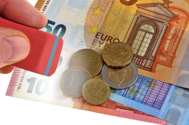 Έννοια του τέλους των μετρητών ευρώ με κέρματα και τραπεζογραμμάτια σε κυκλοφορία  - Φωτογραφία, εικόνα