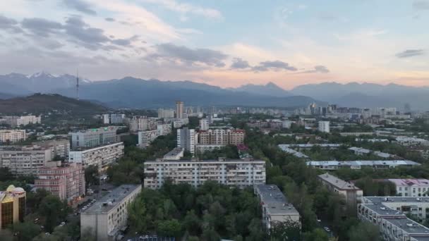 Almaty, Kazakistan, 09.07.2023.Vista da un quadrocopter nella parte centrale della città kazaka di Almaty la sera all'inizio dell'autunno - Filmati, video