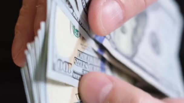Close-up de um homem de negócios mão contando notas de 100 dólares em dinheiro. Conceito de negócios e finanças. Vídeo vertical - Filmagem, Vídeo