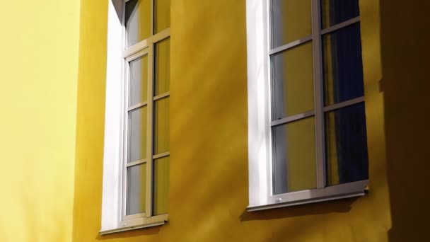 Retro stílusú ablakok piros épület - Felvétel, videó