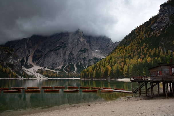 Dřevěné lodě a Lago di Braies v Dolomitech, a seekofel dolomit masiv v Itálii Evropa. - Fotografie, Obrázek