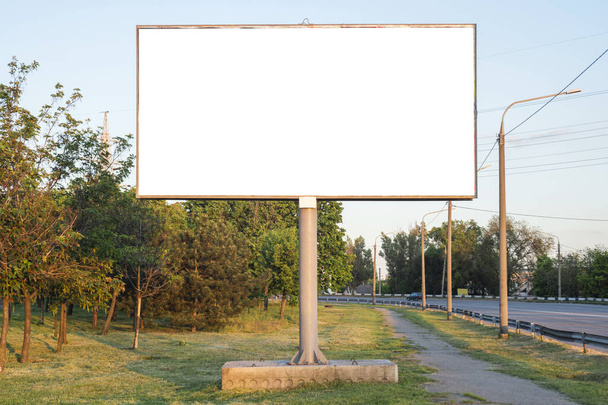 Panneau publicitaire en métal, grand horizontal. Modélisation de panneau d'affichage à l'extérieur. Avec chemin de coupure à l'écran
. - Photo, image