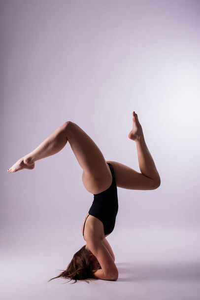 Seitenansicht einer schönen schlanken jungen Frau beim Training, Yoga oder Pilates. Volle Länge - Foto, Bild