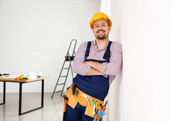 Constructor masculino trabajando en la habitación - Foto, imagen