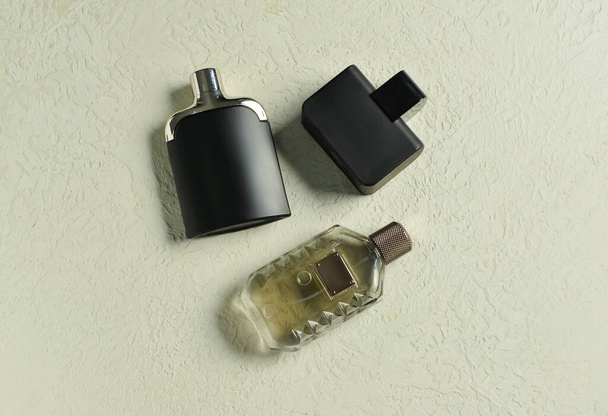 Butelki luksusowych perfum na beżowym tle grunge - Zdjęcie, obraz