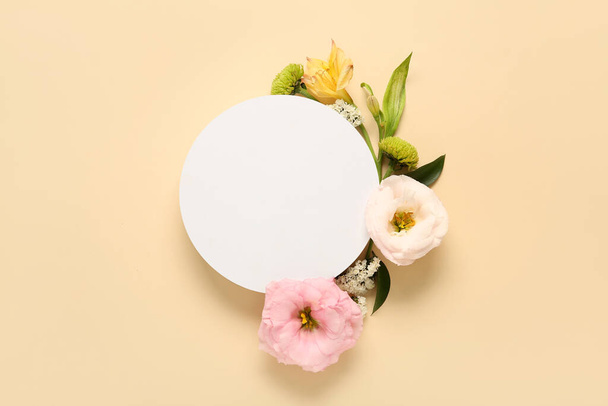 Σύνθεση με λευκό φύλλο χαρτιού και όμορφα λουλούδια σε μπεζ φόντο - Φωτογραφία, εικόνα